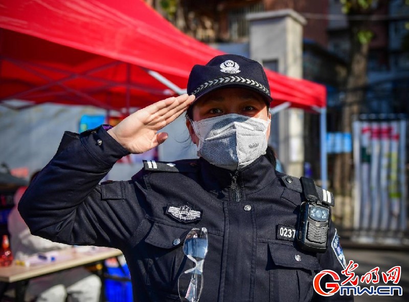 武漢社區(qū)民警曹怡坤：為居民服務(wù)的心一直熱乎著