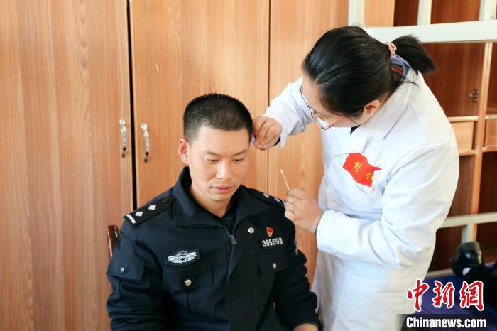 圖為專家現(xiàn)場問診?！「駸?攝