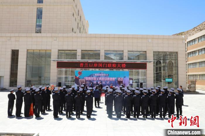 圖為捐贈儀式現(xiàn)場?！「駸?攝