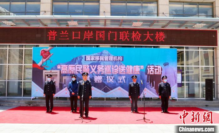 圖為捐贈(zèng)儀式現(xiàn)場(chǎng)。　格熱 攝