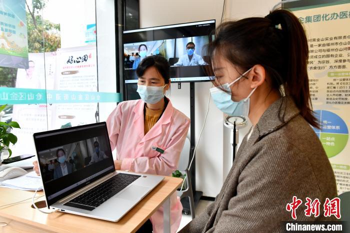 圖為社區(qū)居民遠(yuǎn)程問診?！蚊?攝