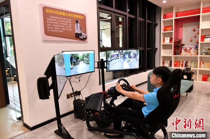 圖為福州中天社區(qū)工作人員正在利用5G技術(shù)，遠(yuǎn)程操控機器人巡視社區(qū)?！蚊?攝
