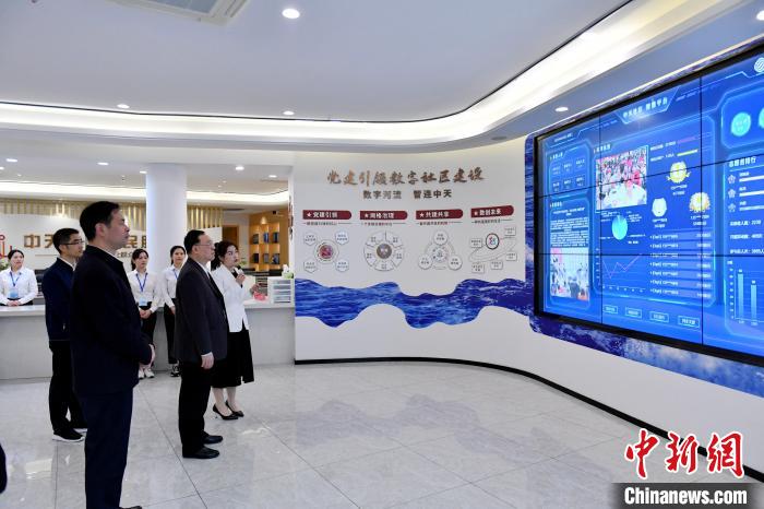 圖為與會來賓參觀福州中天社區(qū)?！蚊?攝