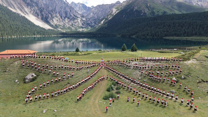 “最大規(guī)模弦胡演奏”世界紀(jì)錄挑戰(zhàn)現(xiàn)場(chǎng)。巴塘縣委宣傳部供圖